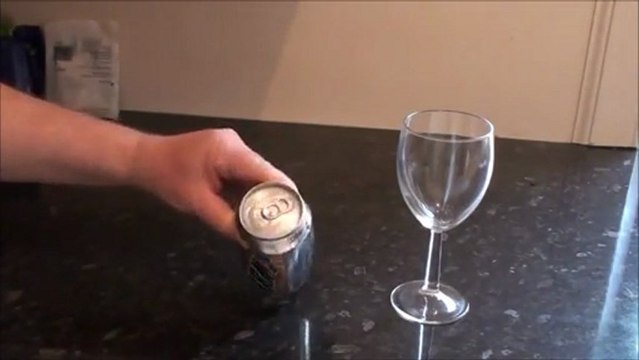 Explication : tour de magie de la canette qui se remplit toute seule
