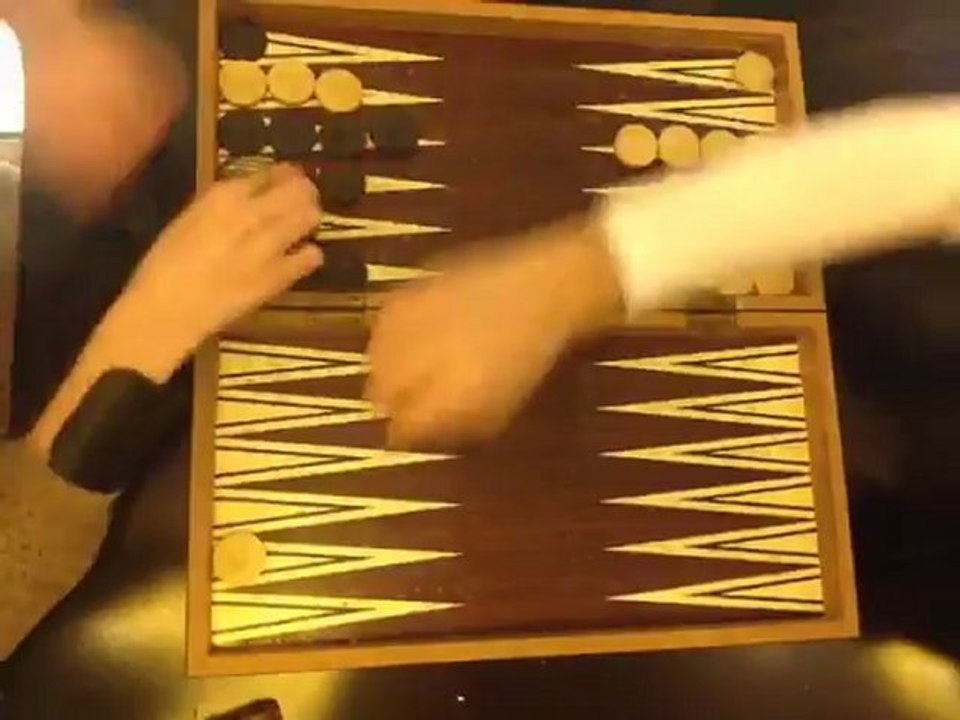 Zeki Kayahan Çoşkun Yayın Öncesi Tavla Oynuyor..