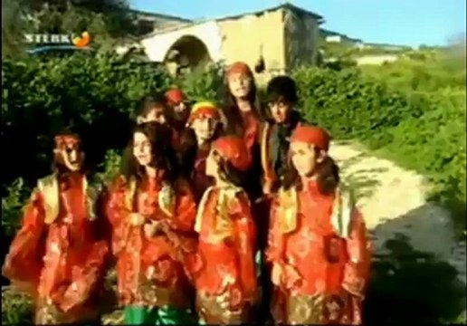 1.) Zarok distrên û dibêjin ''Kurd im, dixwazim zimanê KURDÎ'' Gulên Mezrabotan 2.) Koma Viyan Soran ~ Zimanê Şêrîn ~ 2013 02 21