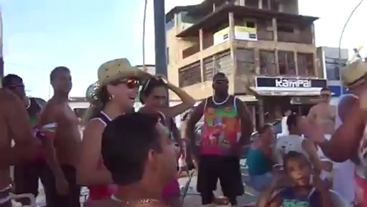 Casal fazendo sexo em praia lotada