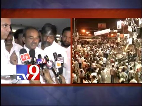 TRS leaders visit Dilsukhnagar bomb blasts victims