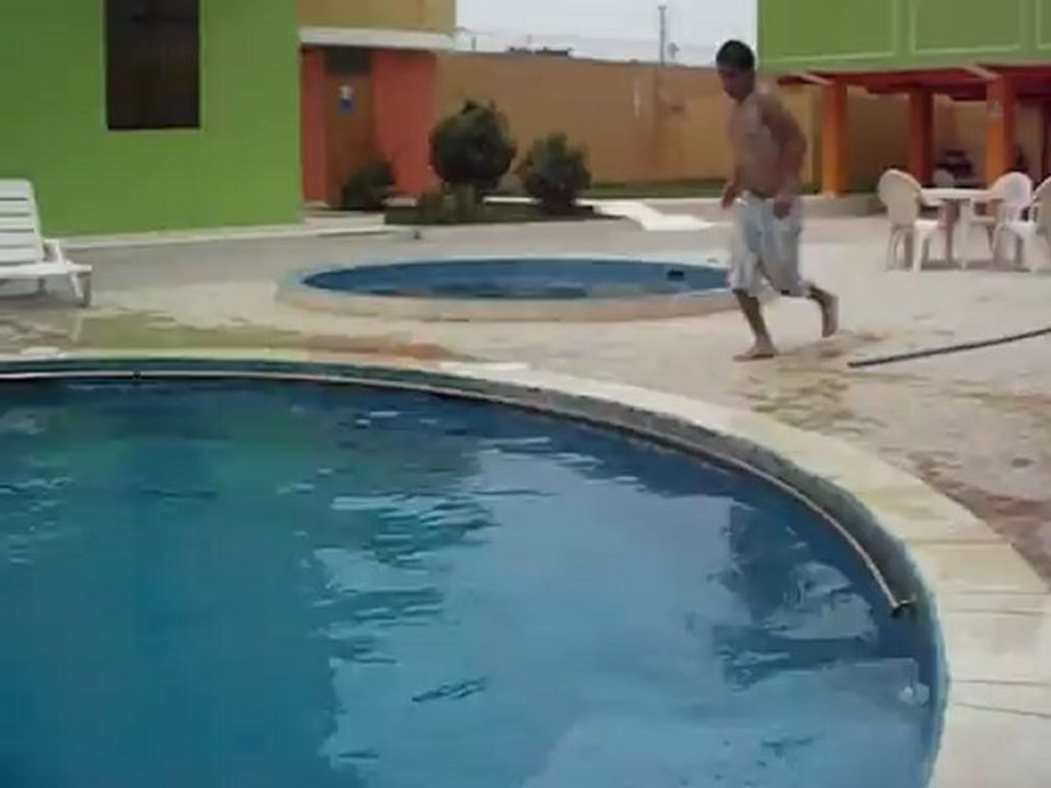 HECHANDOME UN CLAVADO A LA PISCINA