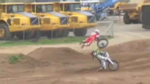 Incroyable accident en motocross
