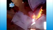في خطوة هي الأولى من نوعها في الجزائر - مجموعة من الشباب الجامعي يحرقون شهاداتهم احتجاجا على البطالة!