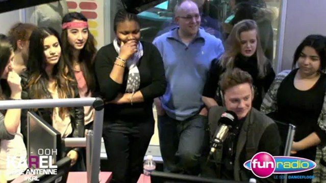 Conor Maynard embrasse Sandra dans la libre antenne de Karel
