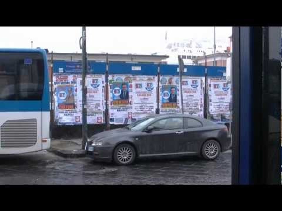 Napoli - Manifesti elettorali abusivi, la battaglia all'ultima affissione (22.02.13)