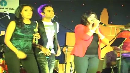 Woman achivers award with Shankar Mahadevan