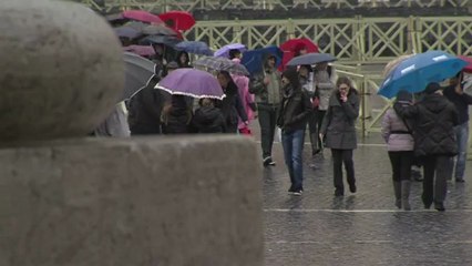 Católicos esperam última missa de Bento XVI