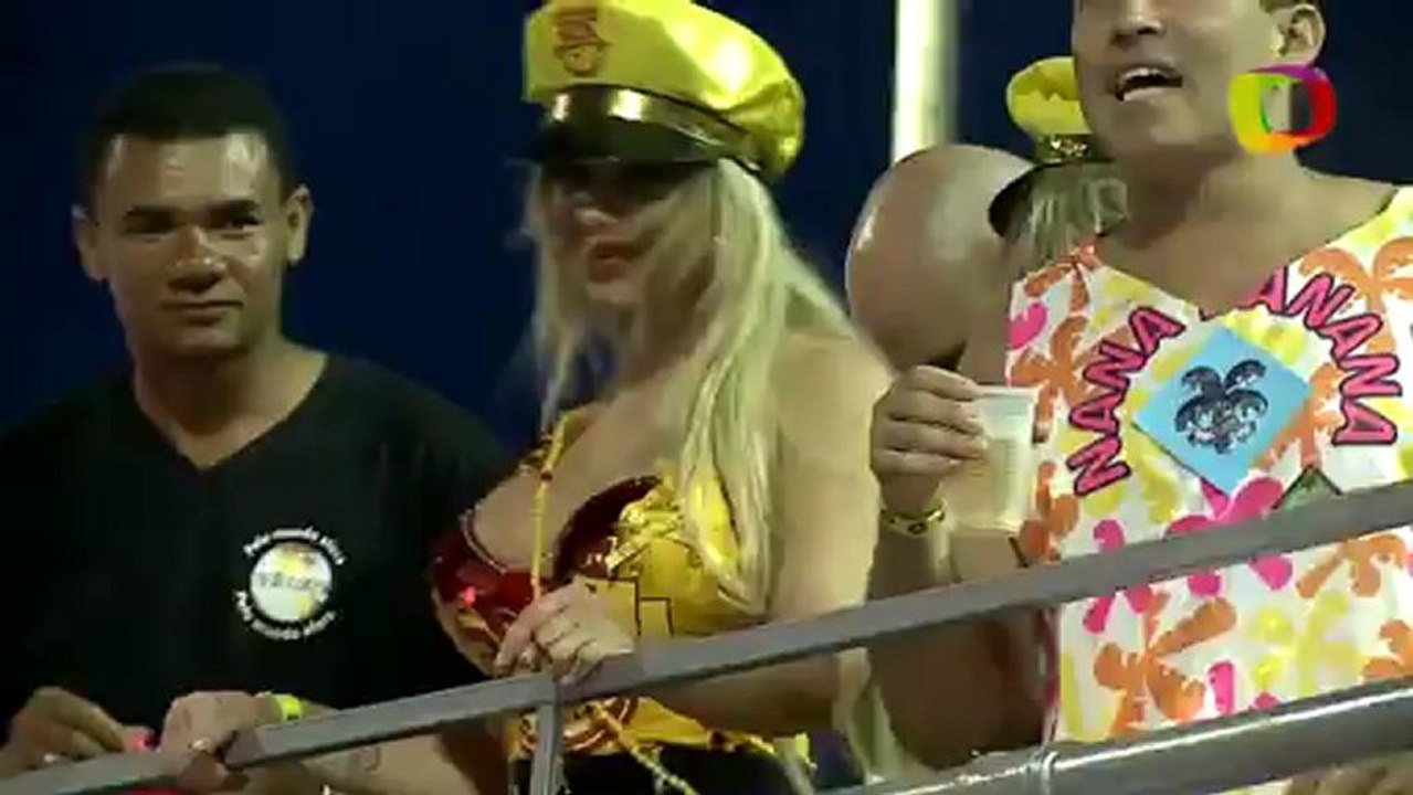 Modelo rouba a cena em trio do Chiclete com Banana Carnaval 2013