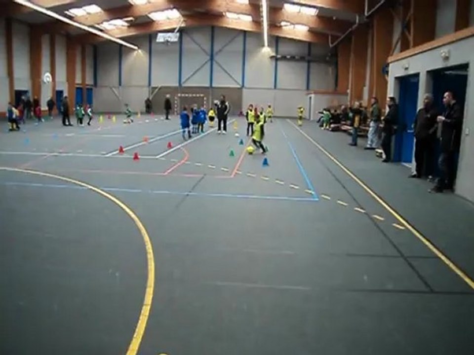 Tournoi en salle U6 U7 Ste Anne 23 fevrier 2013:slalom parfait de nos 3 joueurs,le travail à l'entrainement paye!
