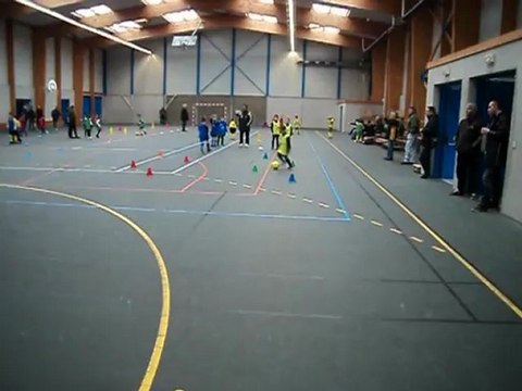 Tournoi en salle U6 U7 Ste Anne 23 fevrier 2013:slalom parfait de nos 3 joueurs,le travail à l'entrainement paye!