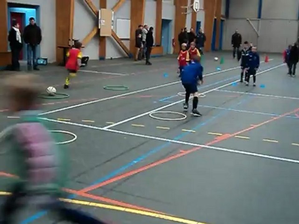 Tournoi en salle U6 U7 Ste Anne 23 fevrier 2013:le ballon dans le cerceau.