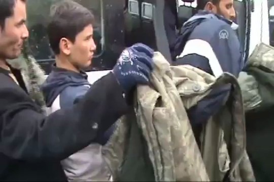 Mehmetçik, sırtındaki parkayı verdi