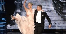 Channing Tatum and Charlize Theron dance at the Oscars