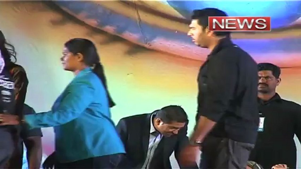 Yuvi congratulates Dhoni for double hundred