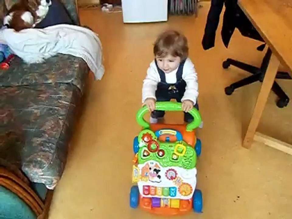 Timéo qui marche avec son pousseur