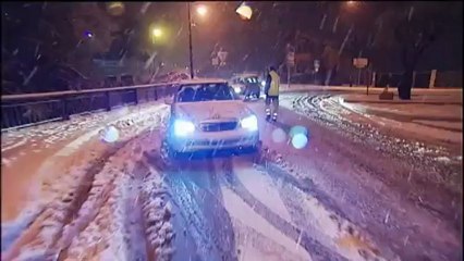 Neige et tôle froissée au bord de la Méditerranée