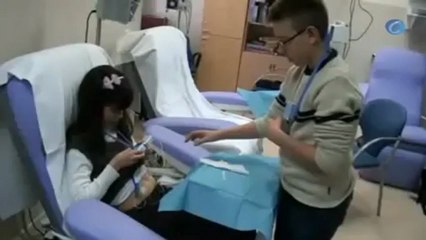 Niños con inmunopatía enseñan a otros cómo administrarse un novedoso tratamiento