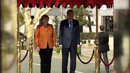 Angela Merkel souffle le chaud et le froid en Turquie
