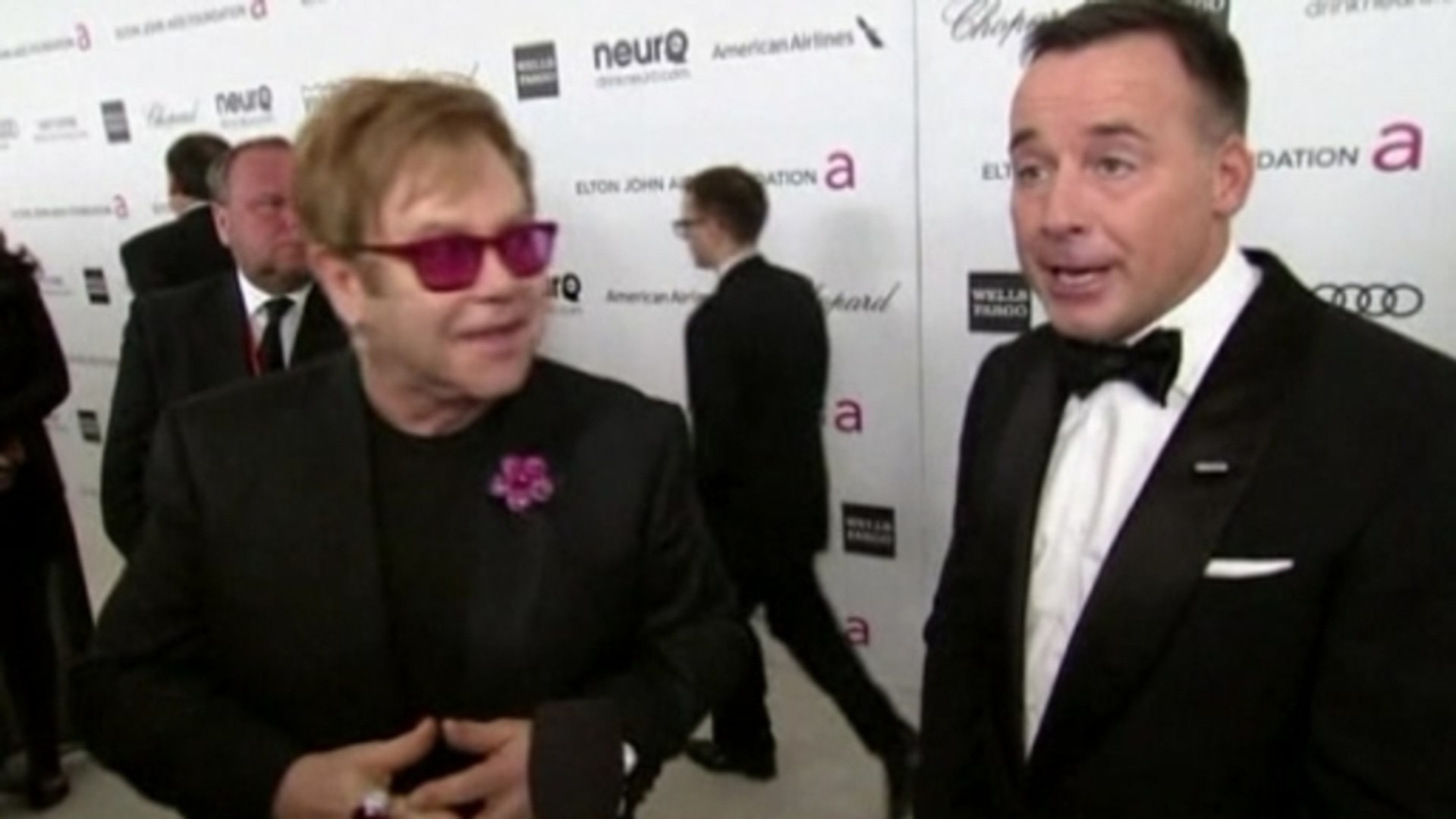 ⁣Elton John hosts 21st Oscar bash