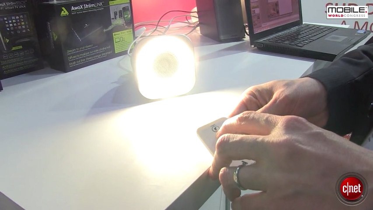MWC 2013 : l'ampoule qui joue la musique du smartphone