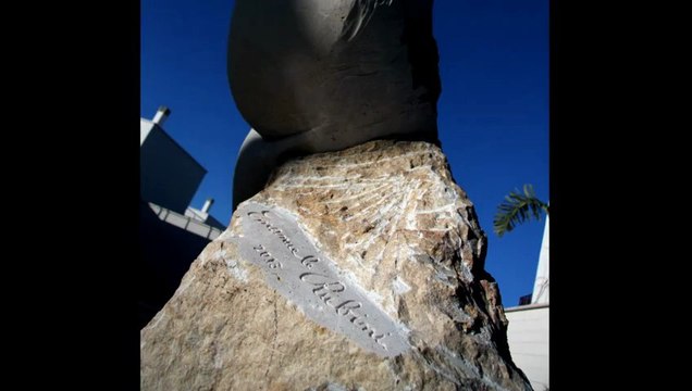 ”WOMAN” La Nuova Scultura in Pietra di Trani cm 250x60x60 di Emanuele Rubini