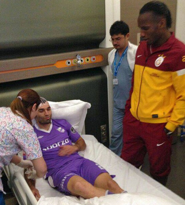 Didier Drogba envoie un joueur à l'hôpital !