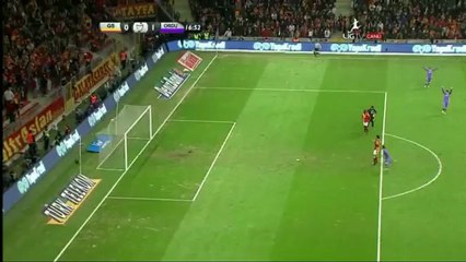 Le gardien de Galatasaray se précipite ... et un joli CSC !