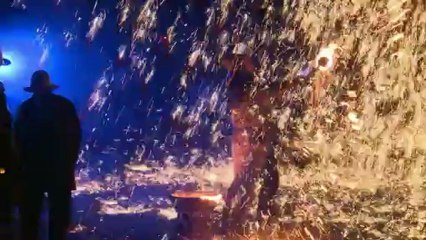 Etincelles de métal en fusion pour clore le Nouvel An chinois