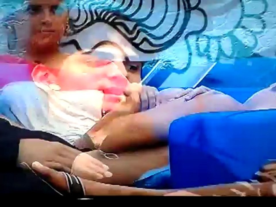 André e Fernanda beijos sofá piscina