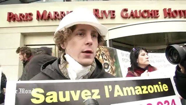 Un faux forage à Paris pour protester contre la vente de la forêt amazonienne