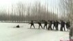 Un Chinois sauvé de la glace par une dizaine de passants !