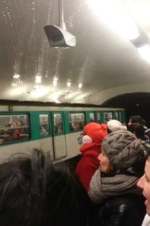 les spectateurs du concert des enfoires reprennent coluche dans le metro