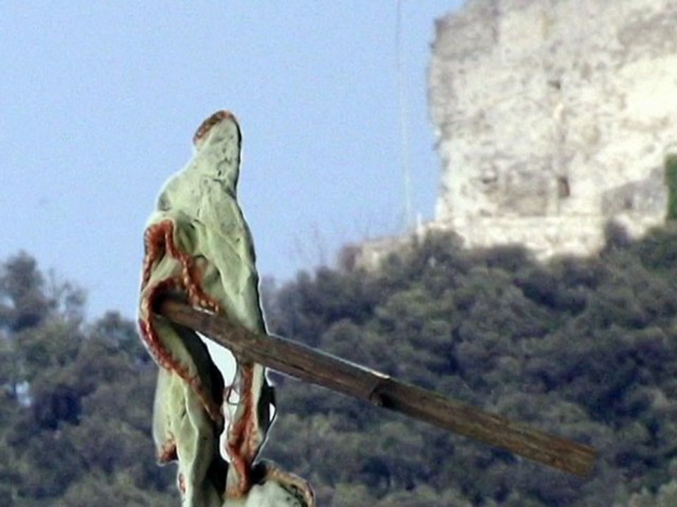 Le "visiteur"! Stupéfaction en montant les images. Un seigneur du Moyen âge surgit devant le château.. (Visite des bords de la Cèze, pollués.)