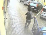 Bologna - Ucciso dal ladro in fuga, le immagini della telecamera di sorveglianza (23.02.13)
