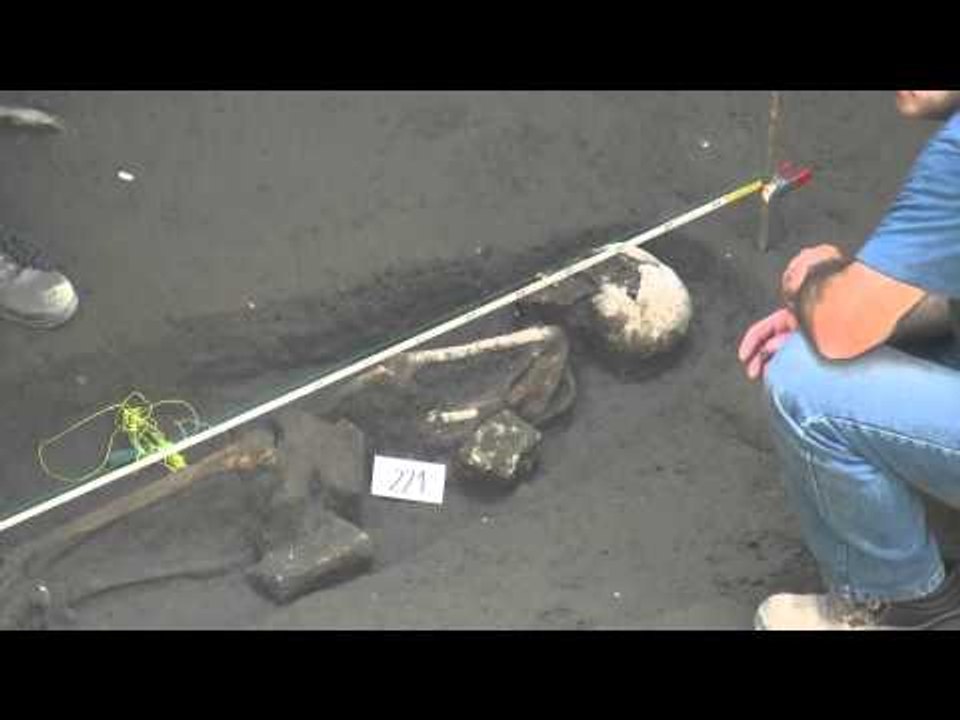 Napoli - Scheletro medievale trovato nel cantiere della metropolitana (25.05.12)