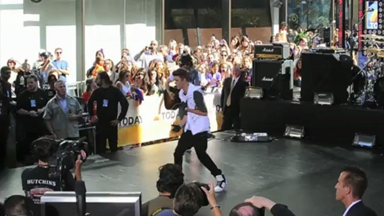 Justin Bieber's Rumored Girlfriend Heads Back to His Hotel After Night Out