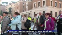 Le pape Benoît XVI acclamé par la foule pour son ultime audience