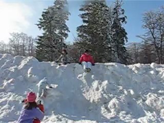 Anna et maman en toboggan de neige