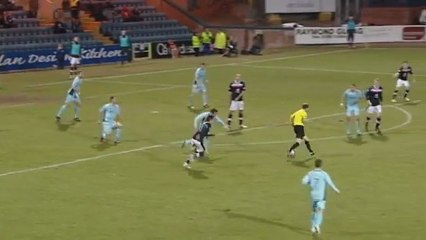 Διαιτητής προσπαθεί να αποφύγει την μπάλα