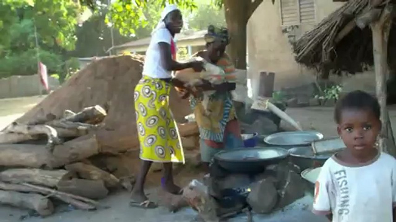 Préparation du gari à Ouéssè, Bénin en novembre 2012