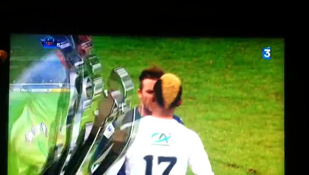 Jordan Ayew pousse et décoiffe David Beckham