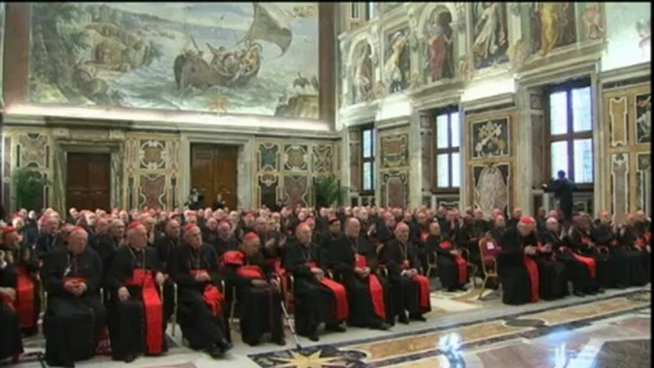 Le pape Benoît XVI salue une dernière fois les cardinaux