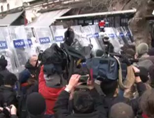 Konferansı basmak isteyen öğrencilere polis müdahalesi