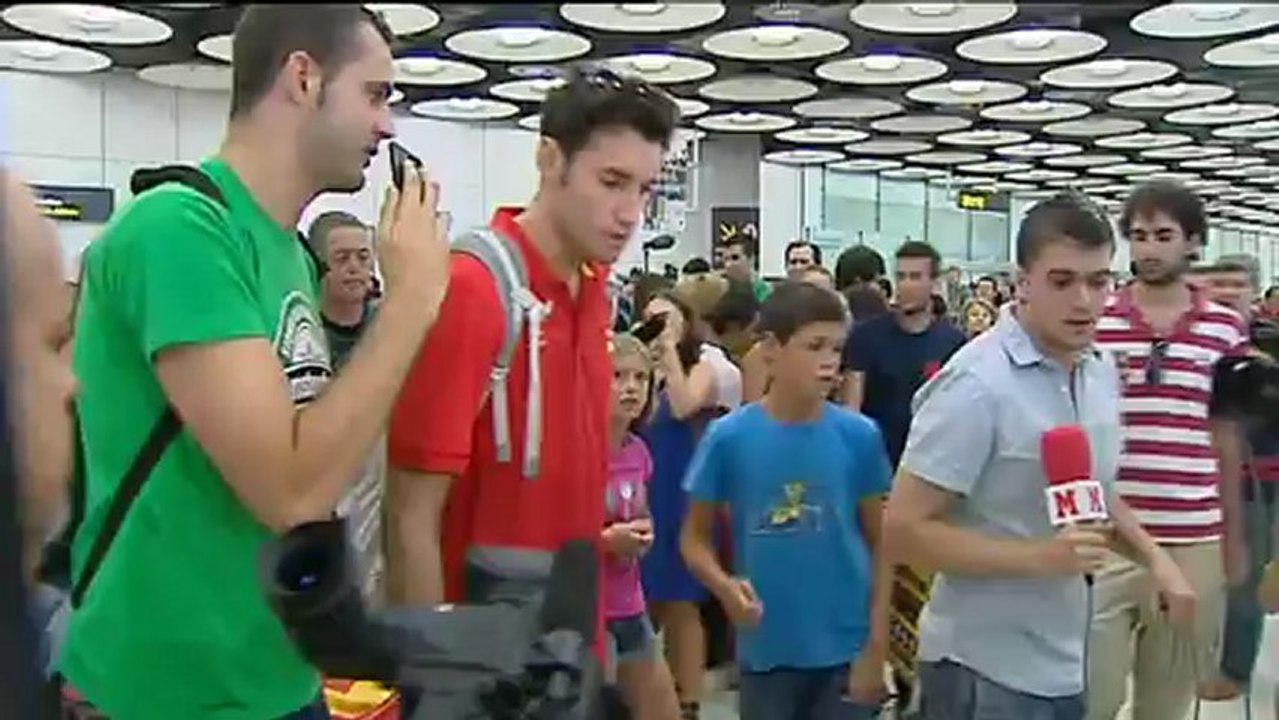 Los deportistas exhiben sus medallas a la llegada a España
