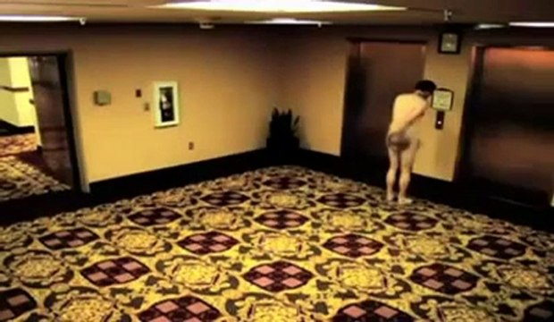 Un homme nu dans un hôtel à cause d'une porte fermée