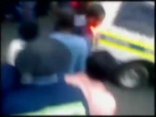 Polémica en Sudáfrica por supuesta muerte de un joven arrastrado por vehículo de la policía
