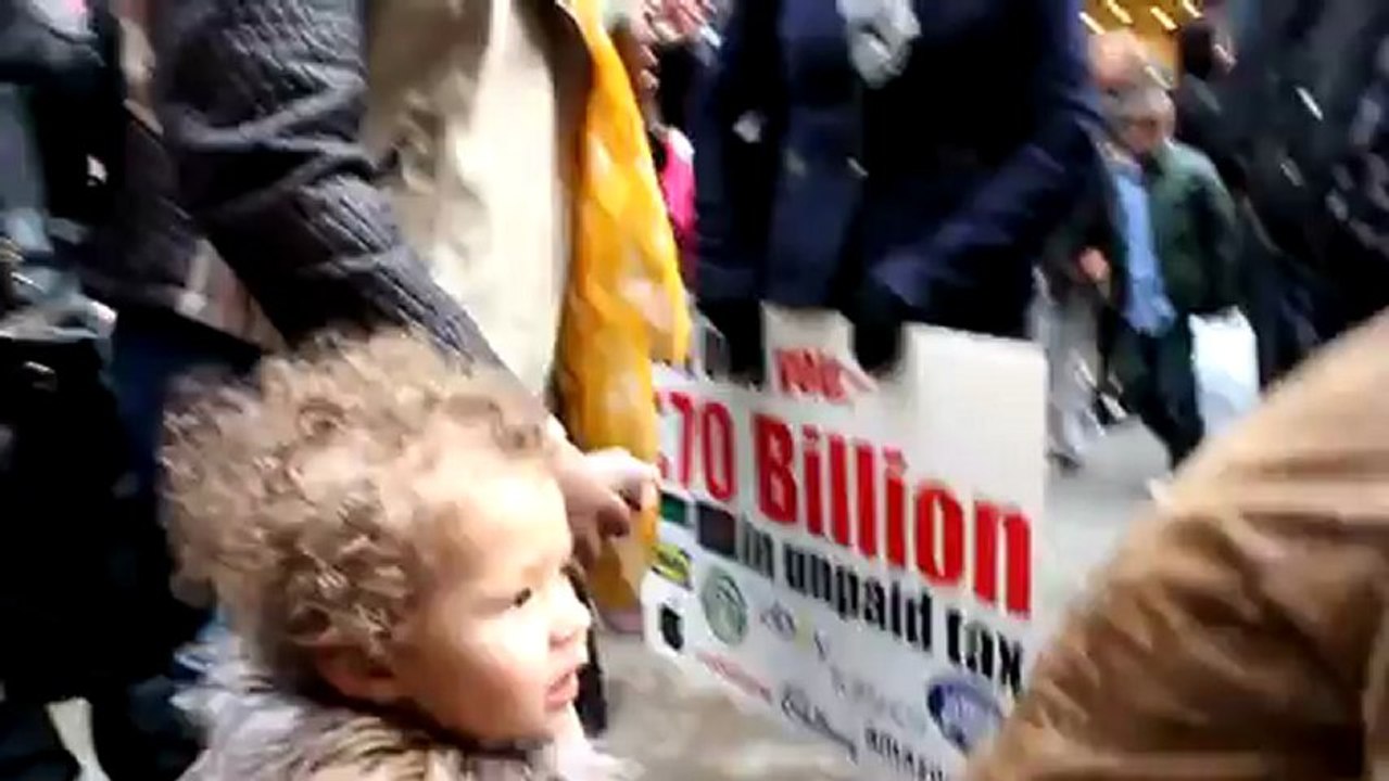 Les Anonymous font pleurer un SDF