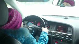 Une fille de 8 ans apprend à conduire