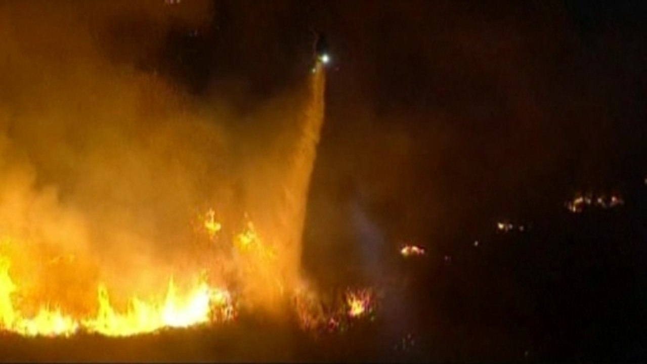 Residents flee spectacular California wildfire